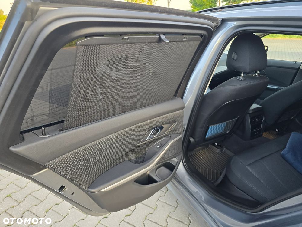 BMW Seria 3 318d mHEV - 15