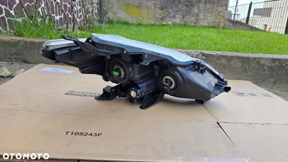 Toyota Prius Plus  12-16 Lampa Przód Przednia Lewa Oryginał - 5
