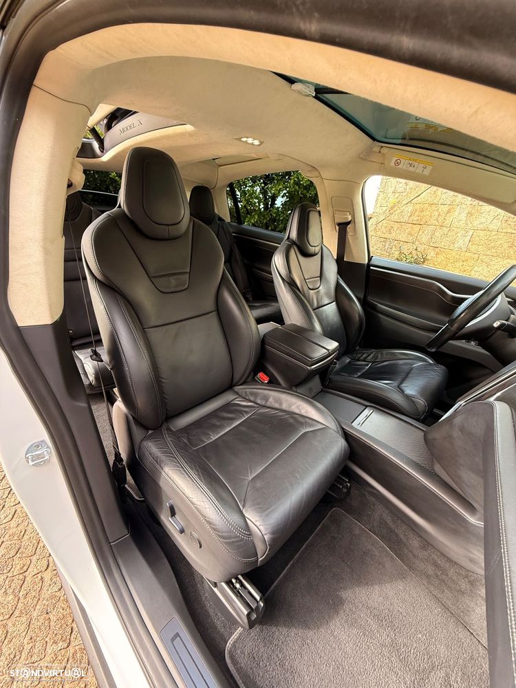 Tesla Model X - 11