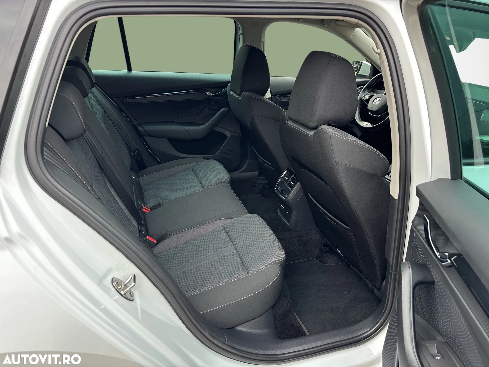 Skoda Octavia Combi 2.0 TDI DSG Ambition - 25