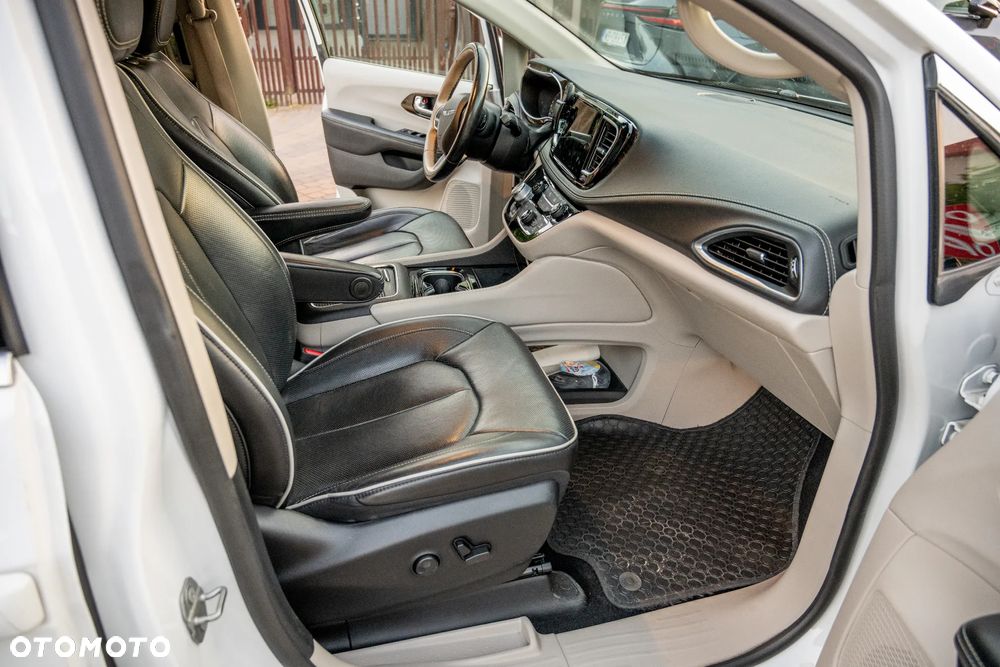 Chrysler Pacifica - 8