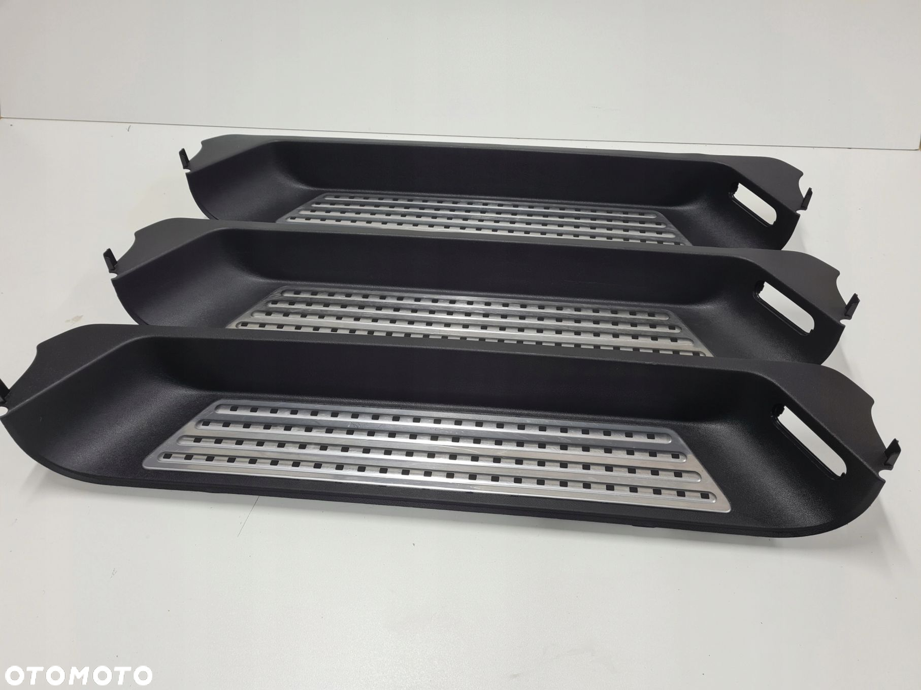 VW T6 CARAVELLE stopień próg drzwi przesuwnych PRAWY CHROM 7E5863725 - 2