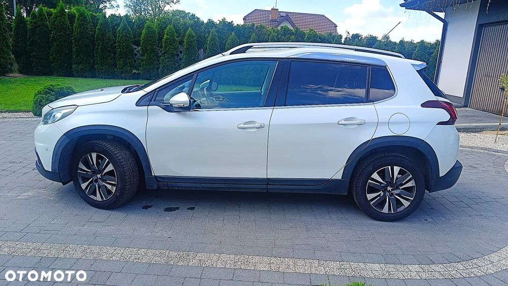 Peugeot 2008 1.2 Pure Tech GPF Signature S&S - 10