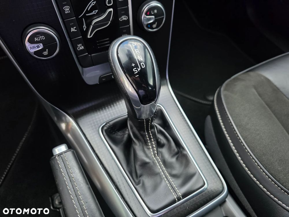 Volvo V40 D3 Geartronic RDesign - 23