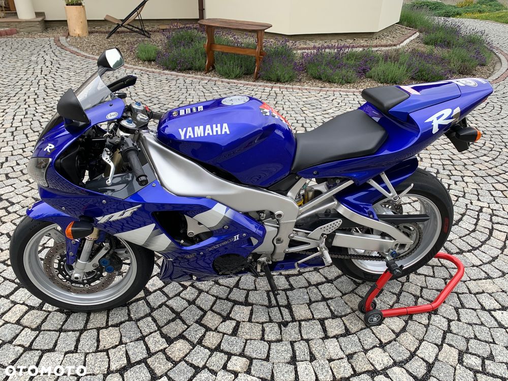 Yamaha R1 - 4