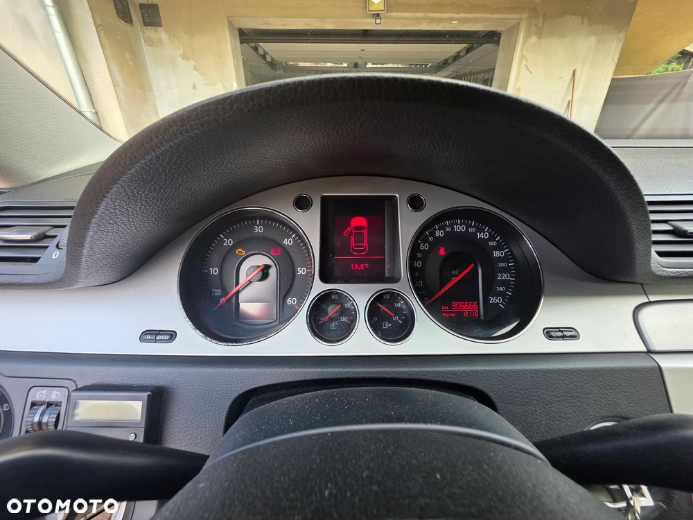Volkswagen Passat 2.0 TDI DPF Sportline - 16