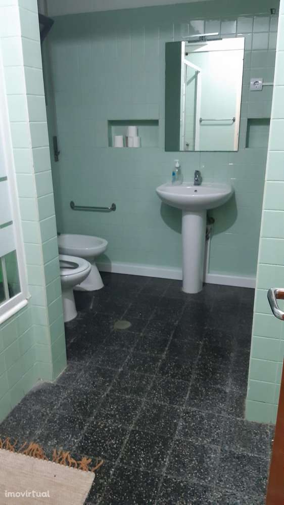 Quarto - localizado em Baixa Coimbra - Grande imagem: 2/14