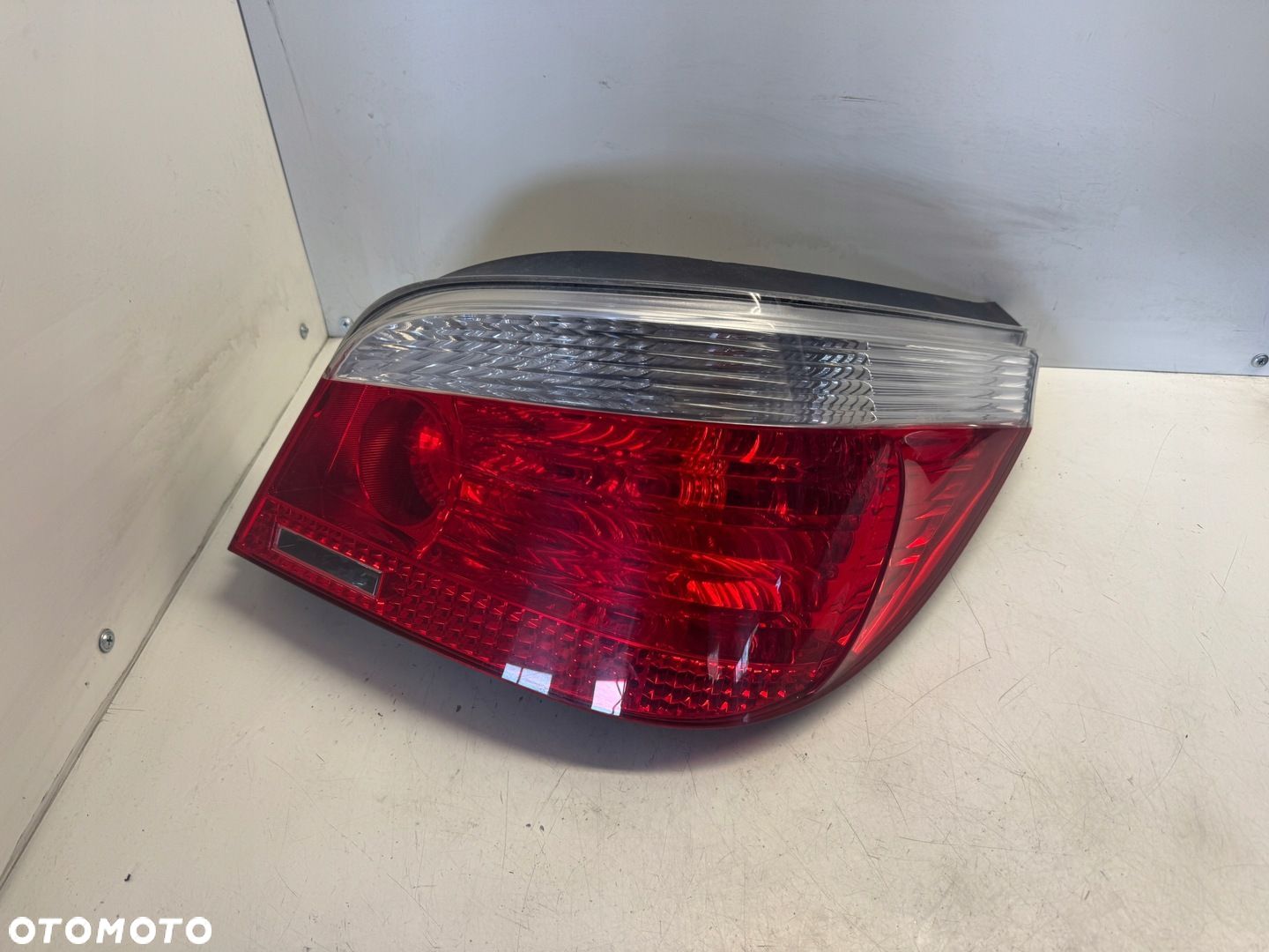 BMW E60 LAMPA PRAWY TYŁ 7165738 - 1