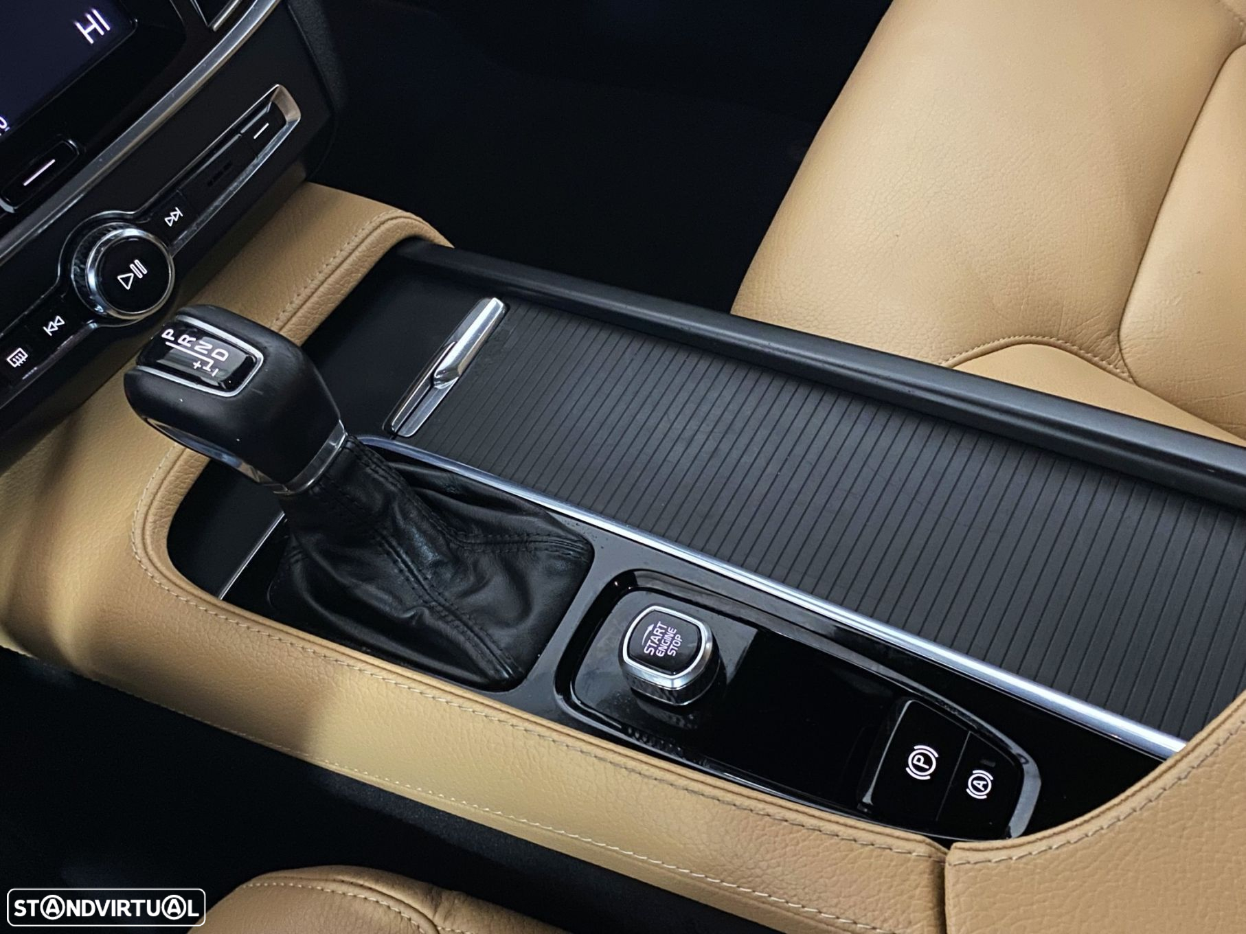 Volvo V90 2.0 D4 Momentum Geartronic - 28