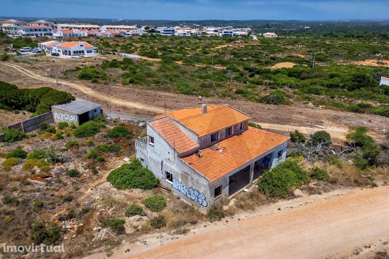 Edificio habitacional por recuperar, composto por 3 apartamentos, com - Grande imagem: 2/5