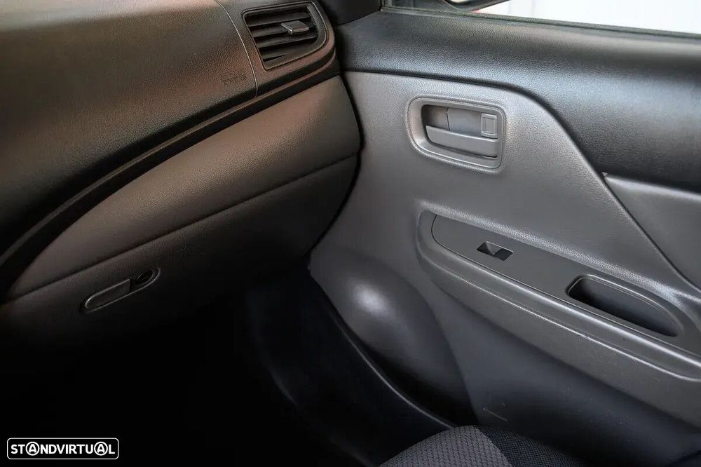 Mitsubishi L200 2.4 DI-D CD Invite 4WD - 38