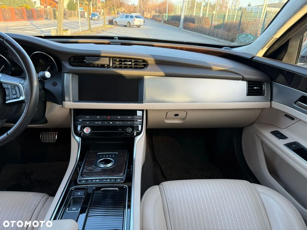 Jaguar XF 20d Portfolio - 17