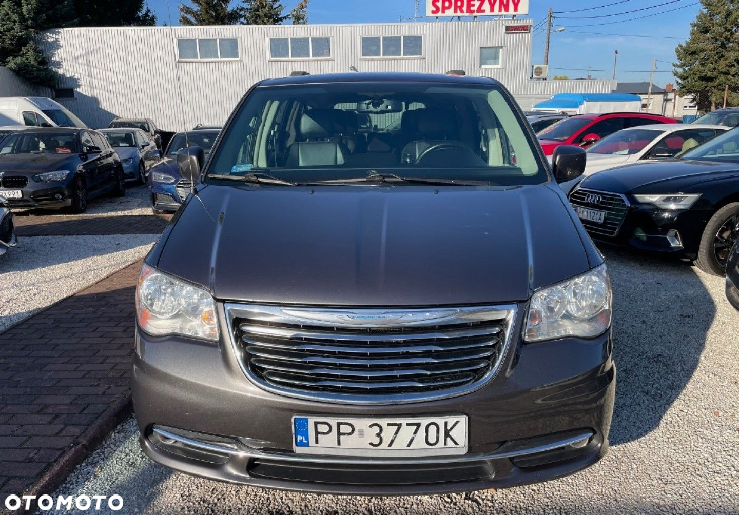 Chrysler Town & Country - 2