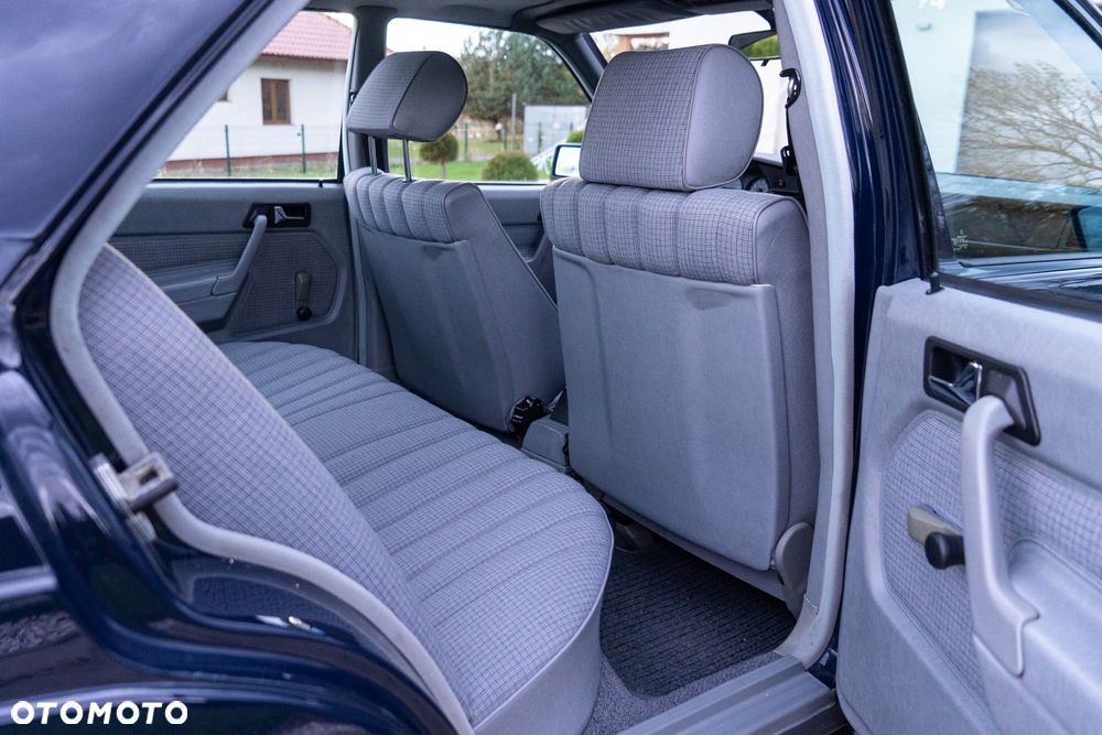 Mercedes-Benz W201 (190) - 10