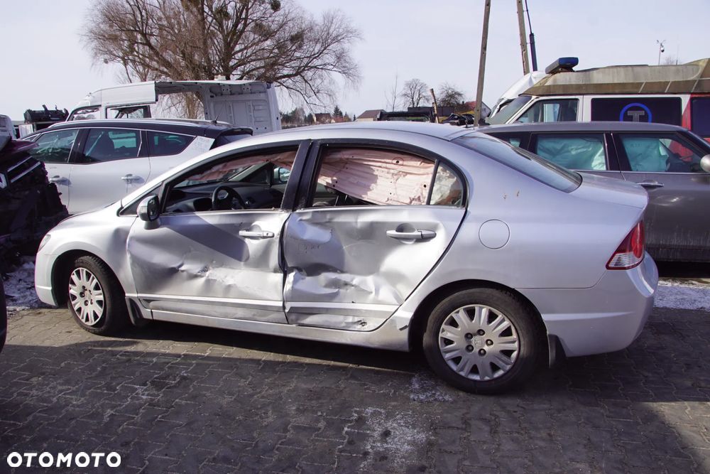 Auto na części - Honda Civic VIII 1.8 i-VTEC 140 KM R18A2 NH700M 2006R Silnik Skrzynia Drzwi Maska Błotnik Klapa Zderzak Lampa Lusterko Klamka Szyba Deska Kokpit Sterownik Moduł Czujnik Licznik Wyświetlacz Panel Kierownica - 2