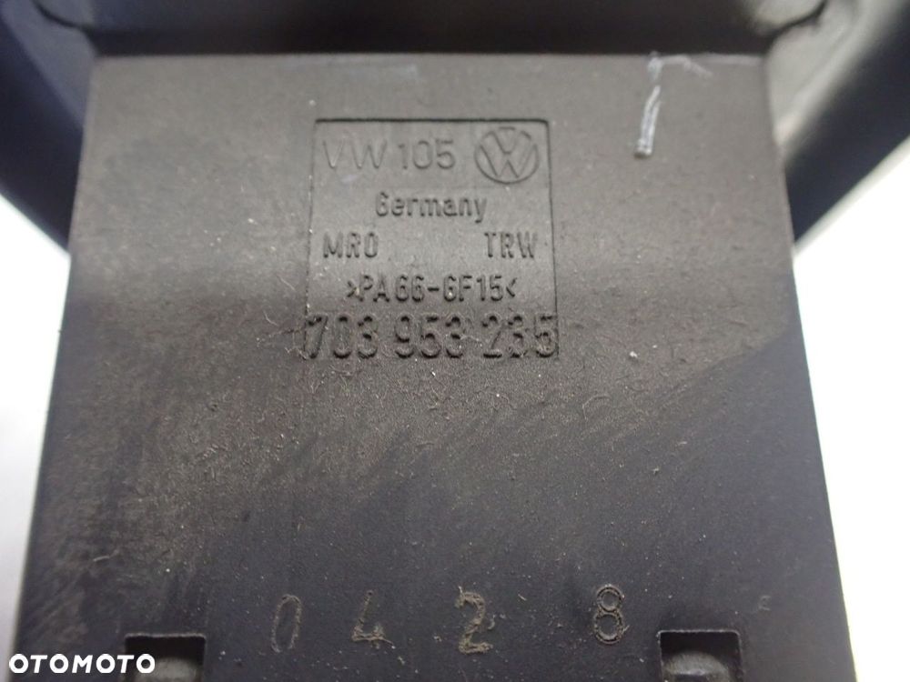 PRZEŁĄCZNIK ŚWIATEŁ AWARYJNYCH VOLKSWAGEN T4 TRANSPORTER 1.9 703953235   701858139 - 5