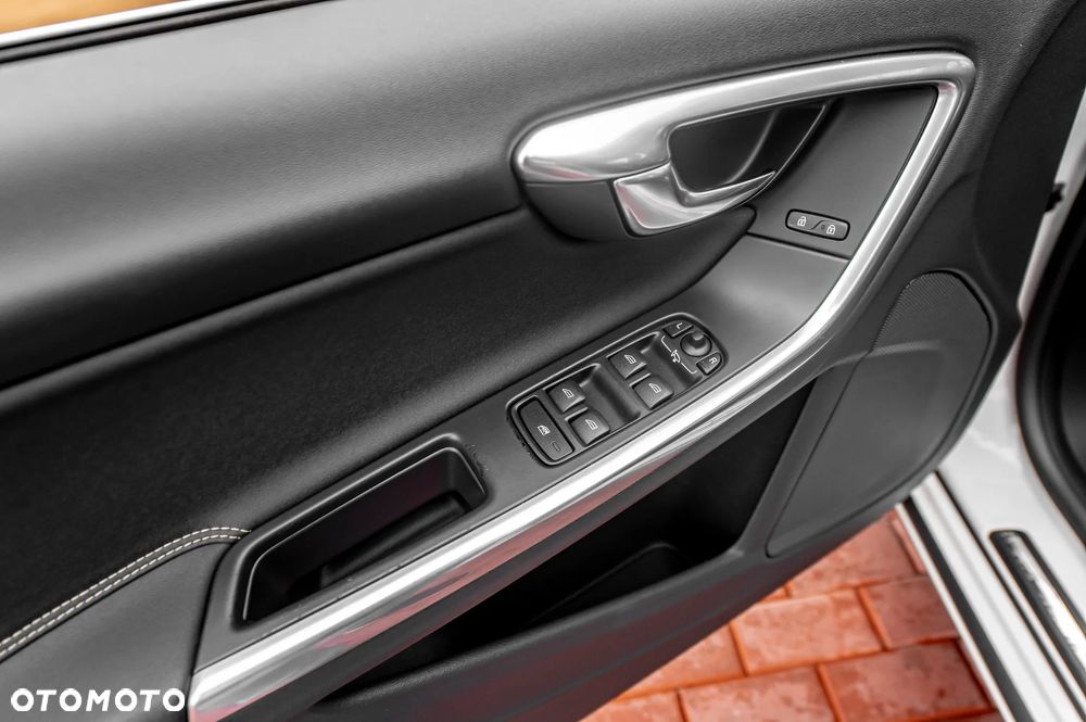 Volvo V60 D5 AWD Geartronic R-Design - 26