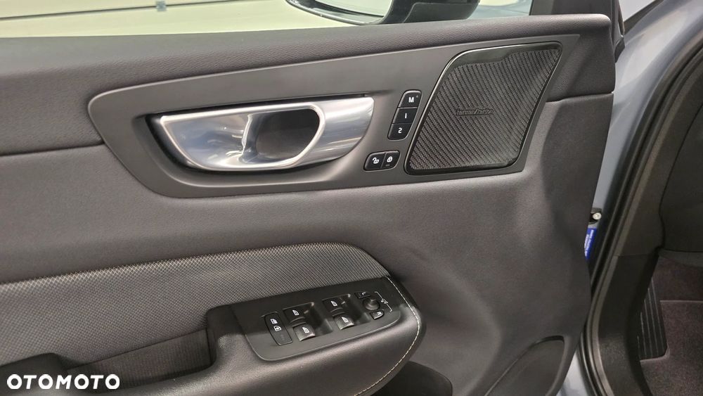 Volvo XC 60 B4 B Plus Dark - 16