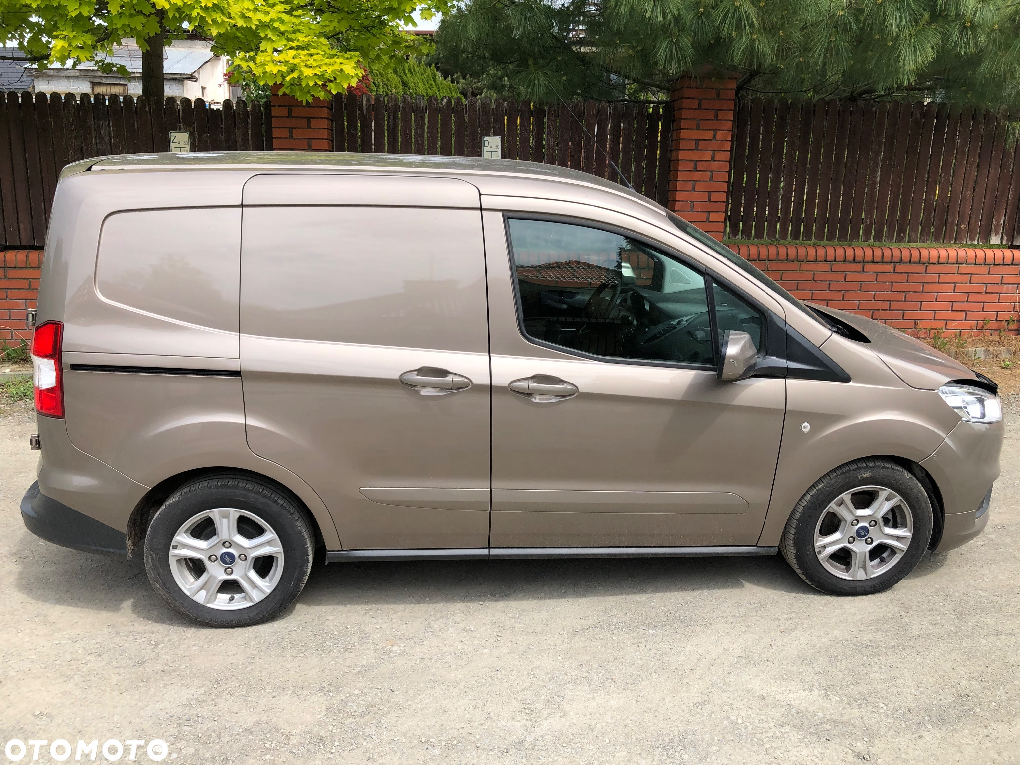 Ford Transit Courier - 11