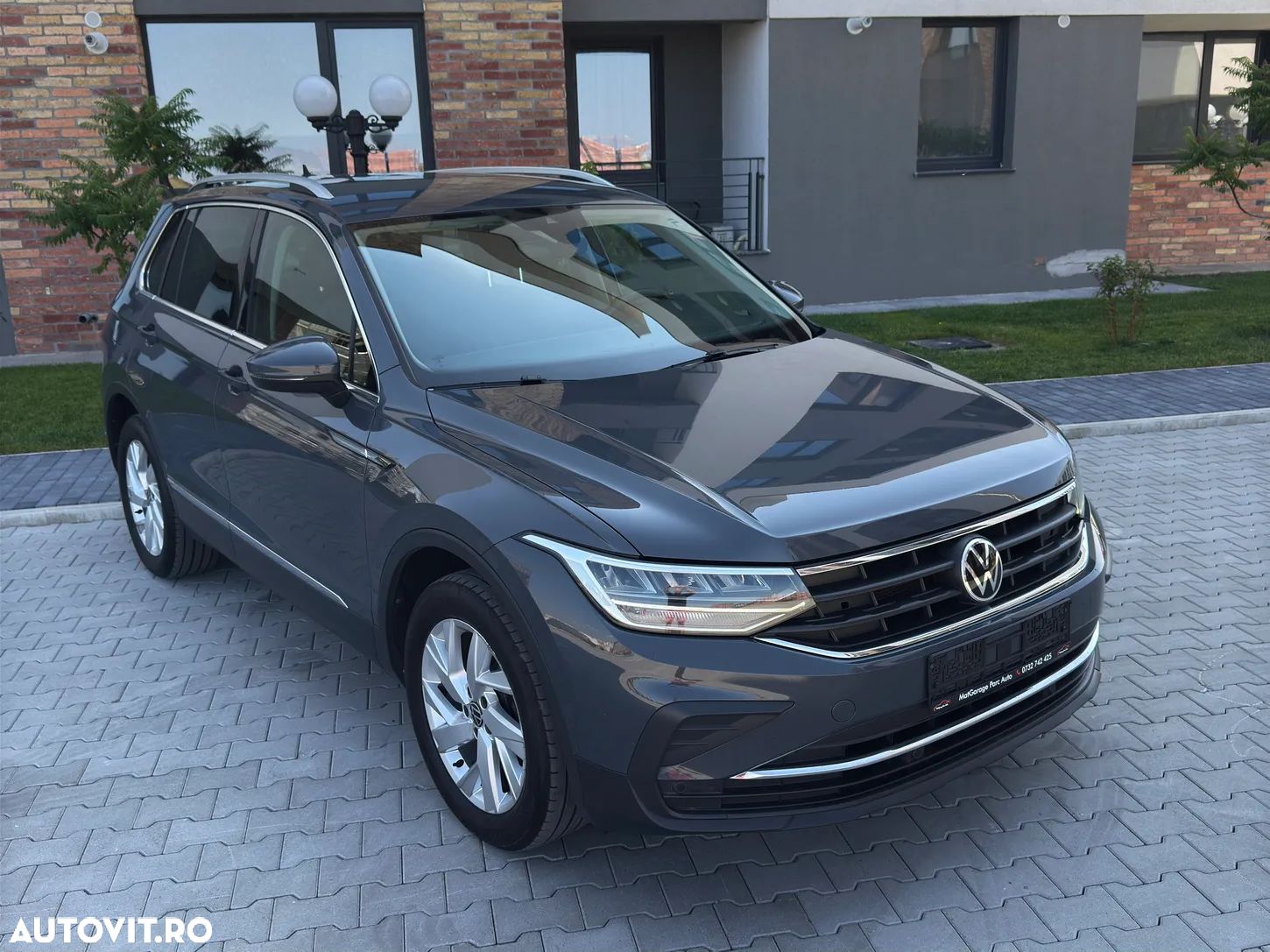 Volkswagen Tiguan - 1