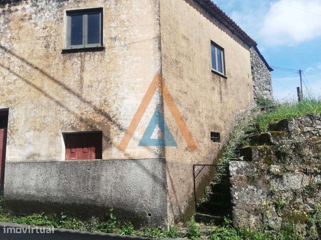 Casa Rústica com imenso potencial mesmo no centro de Romariz - Grande imagem: 2/13