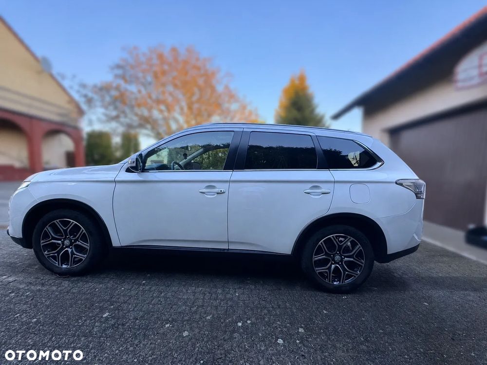 Mitsubishi Outlander 2.0 Instyle Navi 4WD CVT - 2