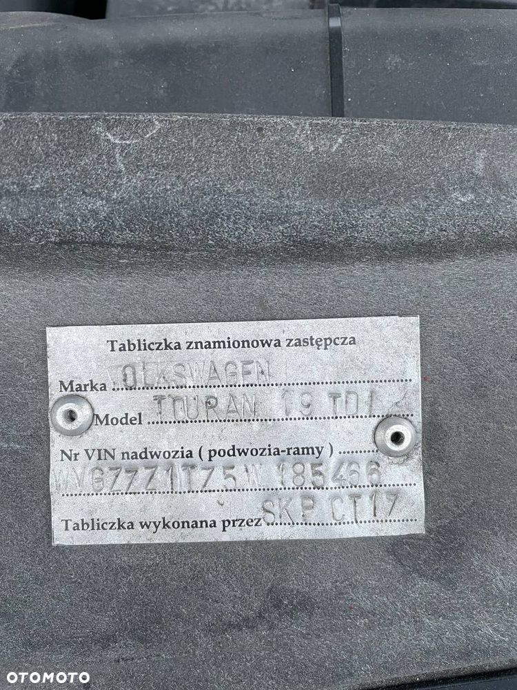 Volkswagen Touran 1.9 TDI Conceptline DSG - 18