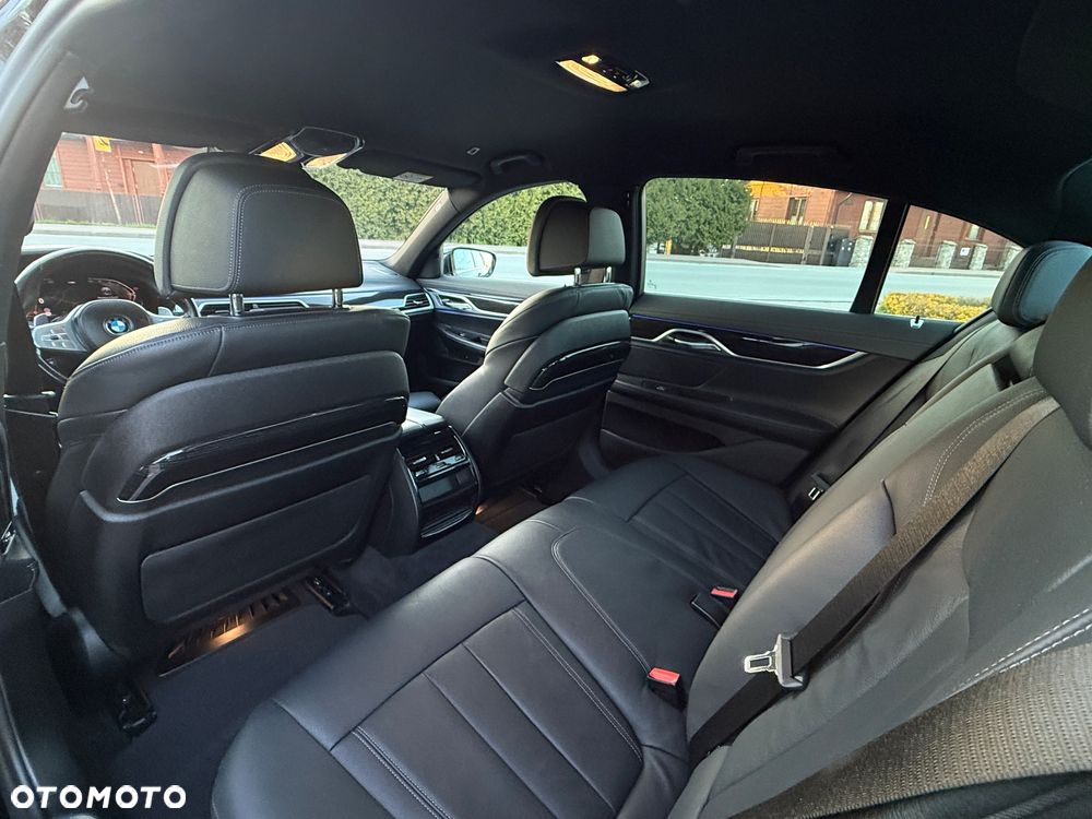 BMW Seria 7 730d xDrive mHEV - 23
