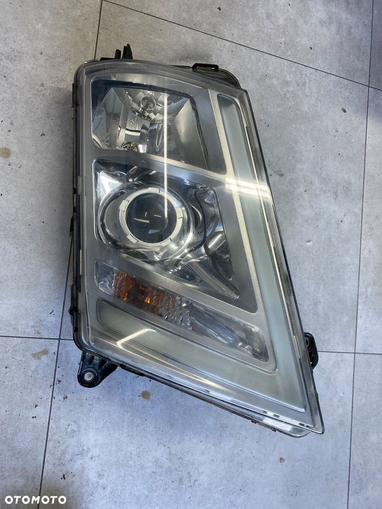 LAMPA XENON SKRĘTNA RH VOLVO FH4 22239253 KMP ORG - 1
