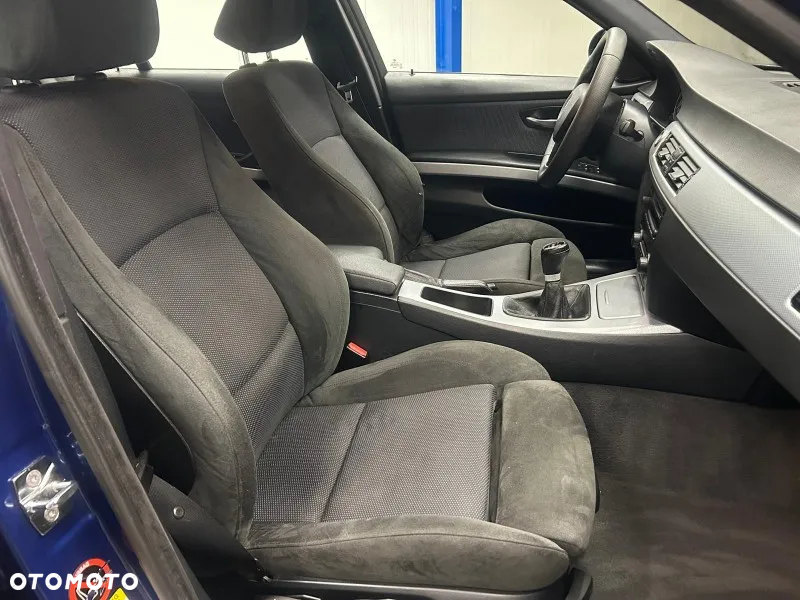 BMW Seria 3 325xi Touring - 23