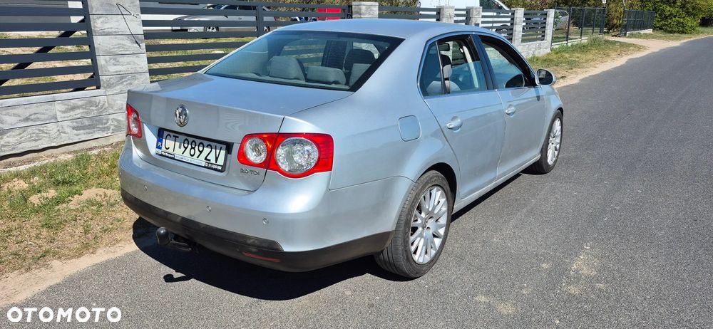 Volkswagen Jetta 2.0 TDI Comfortline - 4