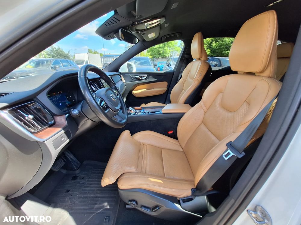 Volvo XC 60 B4 MHEV AT AWD Plus Dark - 17