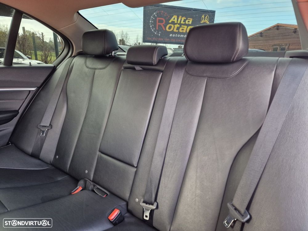 BMW 320 d EfficientDynamics Auto Line Sport - 12