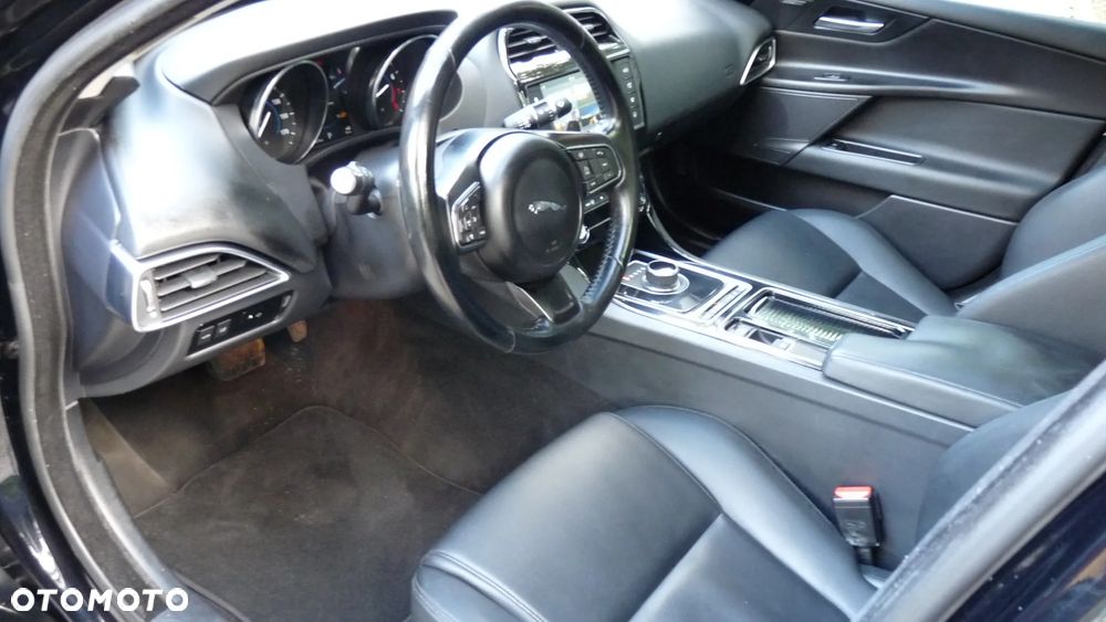 Jaguar XE ver-25t-awd-prestige - 12