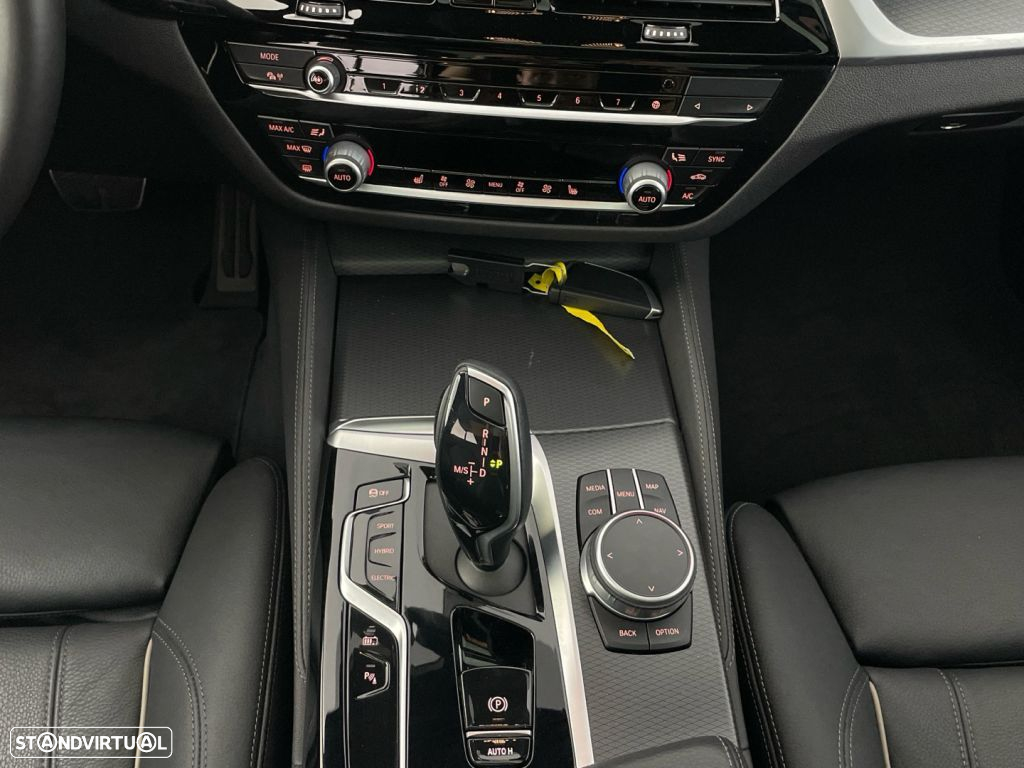BMW 520 e Pack M - 16