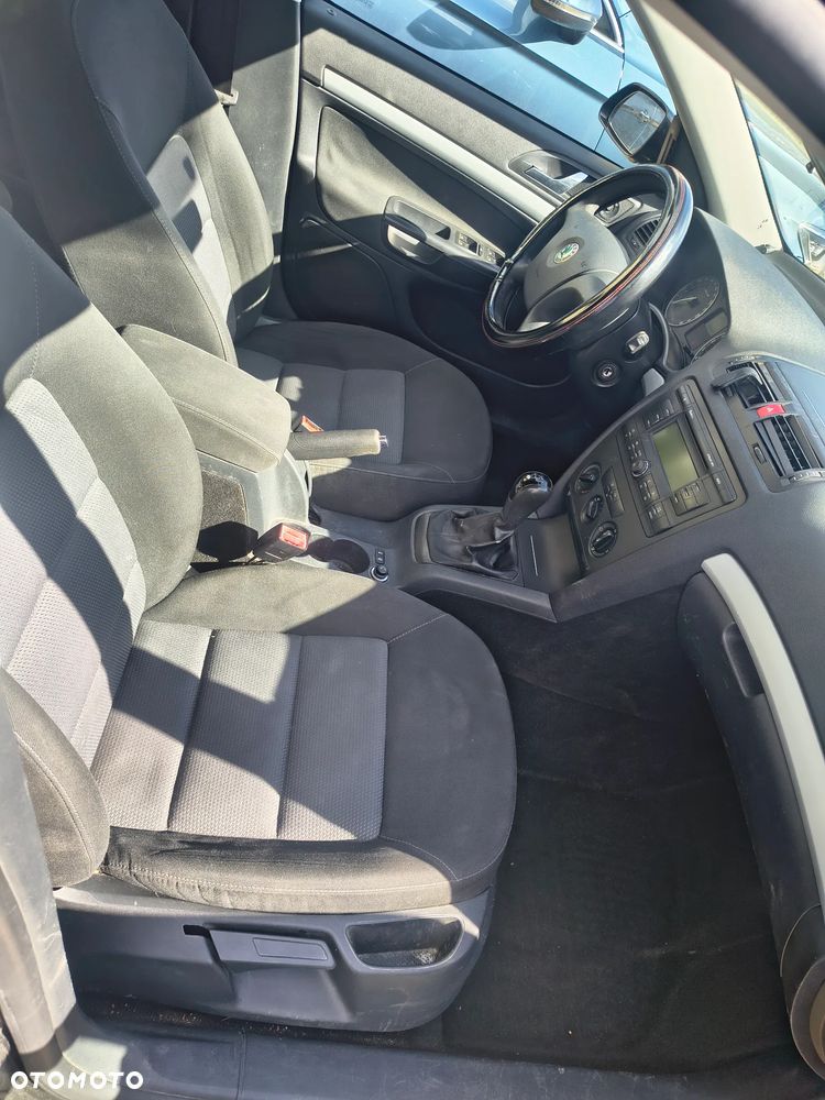 Skoda Octavia 1.6 Ambiente - 10