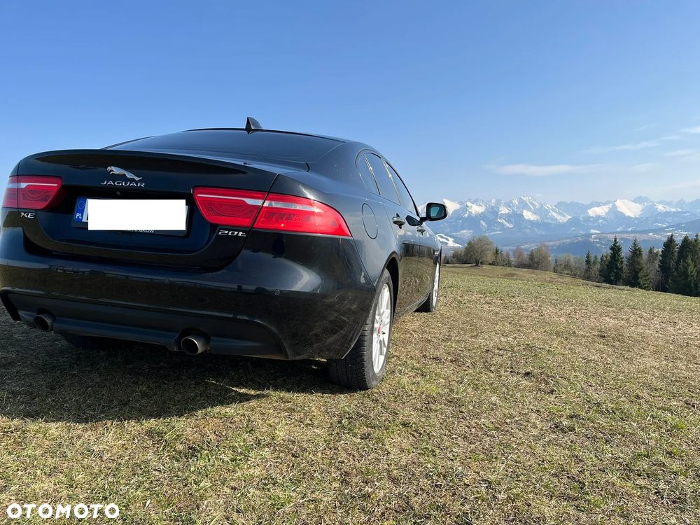 Jaguar XE 2.0 T Portfolio - 9