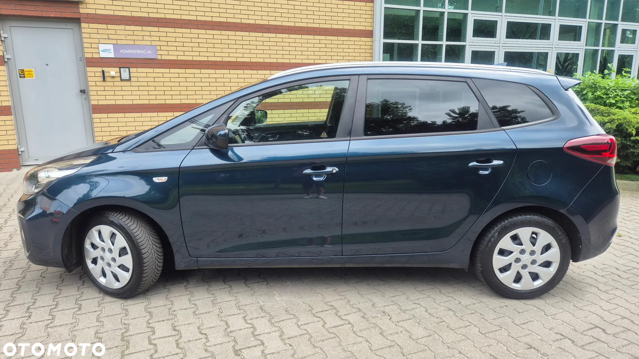 Kia Carens 1.6 GDI Dream Team Edition - 2