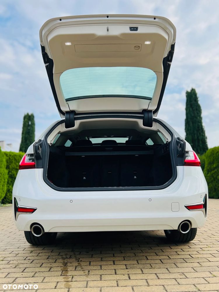 BMW Seria 3 320d xDrive Luxury Line sport - 11