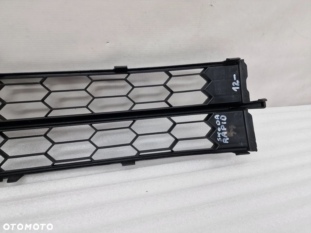 SKODA RAPID 12- KRATKA ŚRODKOWA ZDERZAKA PRZEDNIEGO , NR 5JA853677 , NR AUKCJI K135 - 11