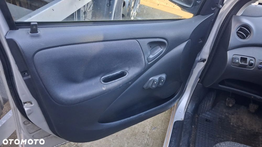 Na części Toyota Yaris I LIFT silnik 1.0 1SZ-FE , 1.3 VVY-i 2SZ-FE lakier 1E7 skrzynia maska zderzak drzwi klapa szyba fotel kanapa lusterko lampa - 11