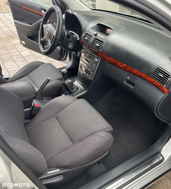 Toyota Avensis - 14