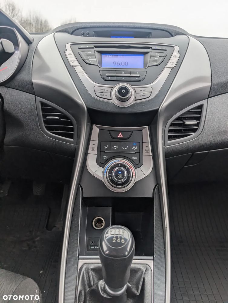 Hyundai Elantra 1.6 Comfort - 16