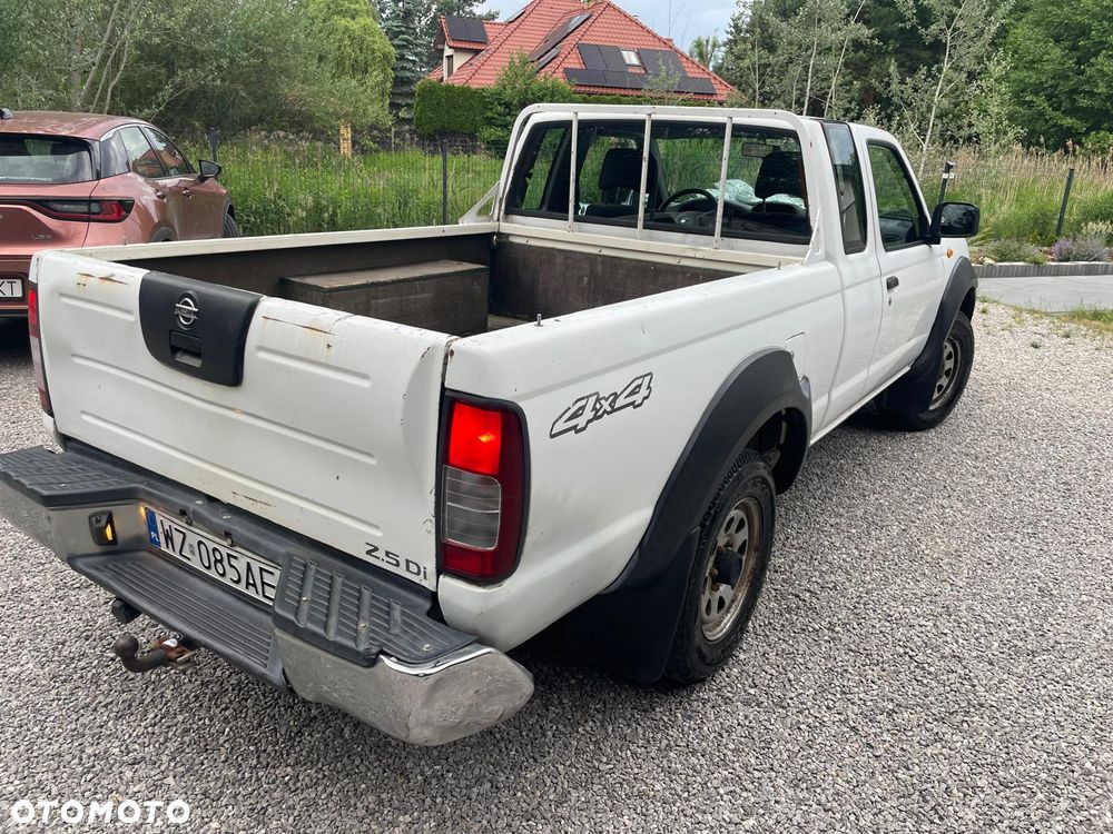 Nissan Pickup - 4