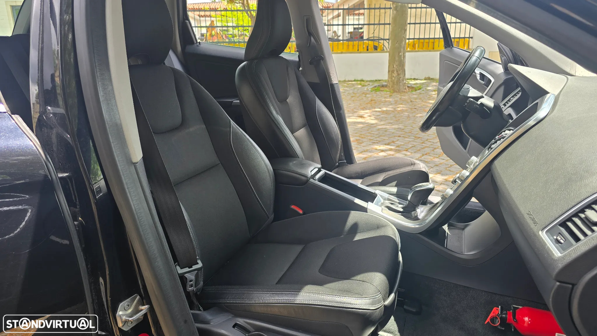 Volvo XC 60 2.0 D4 Momentum Geartronic - 34
