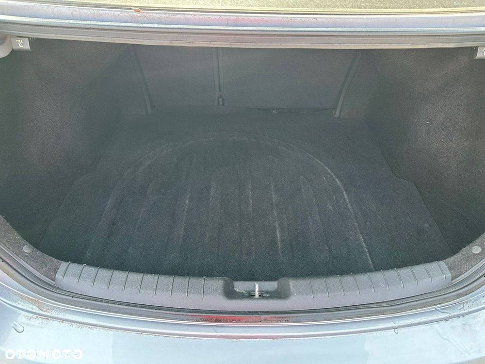 Hyundai Elantra - 12