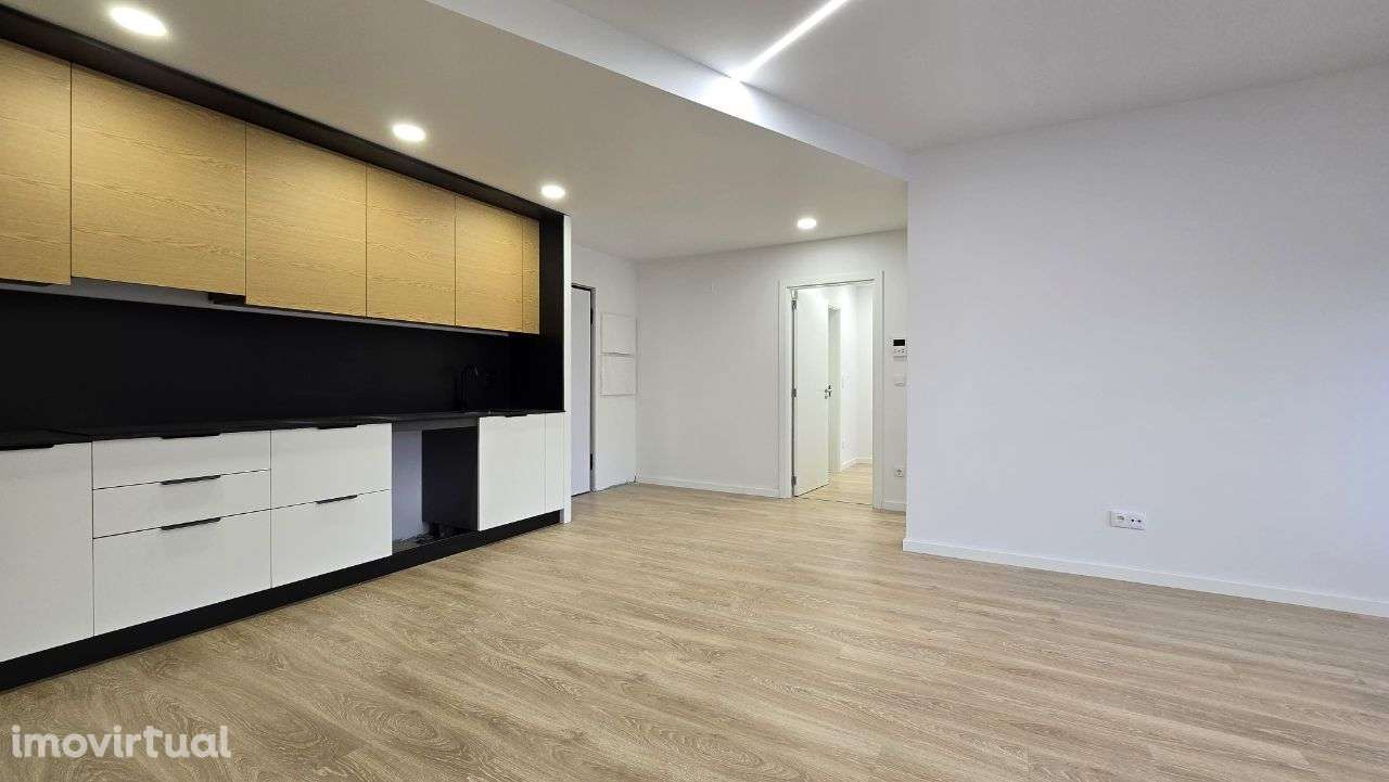 T2 c/ Arrumo de 94m² + Garagem | Última Fração | Potencial Bi-Familiar - Grande imagem: 3/31