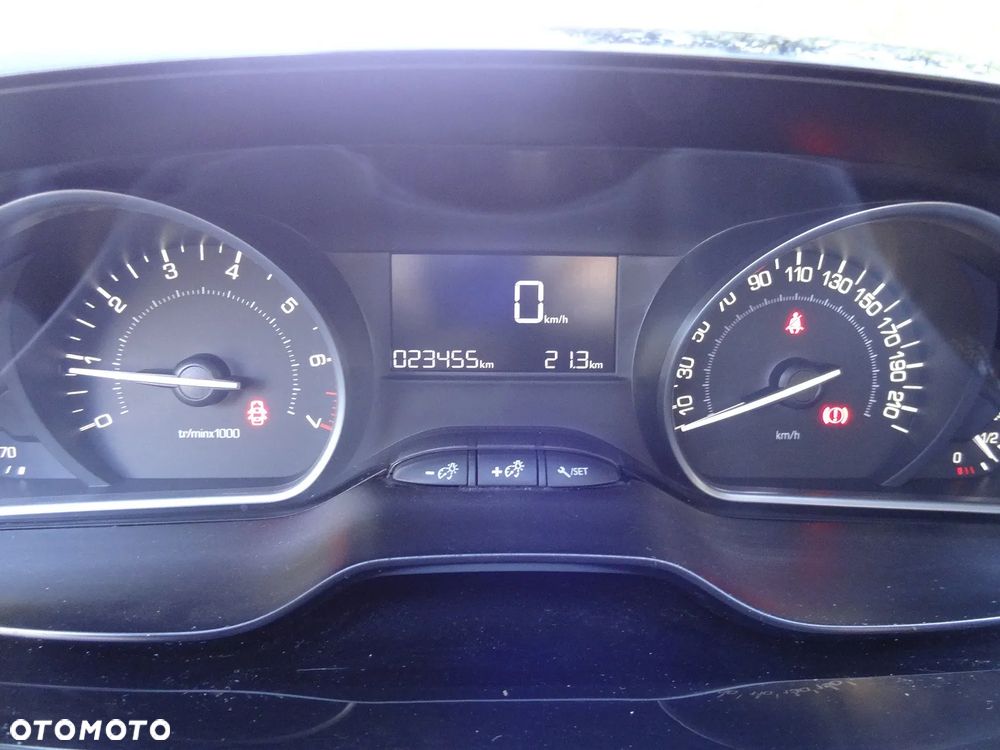 Peugeot 2008 1.2 Pure Tech Style S&S - 8