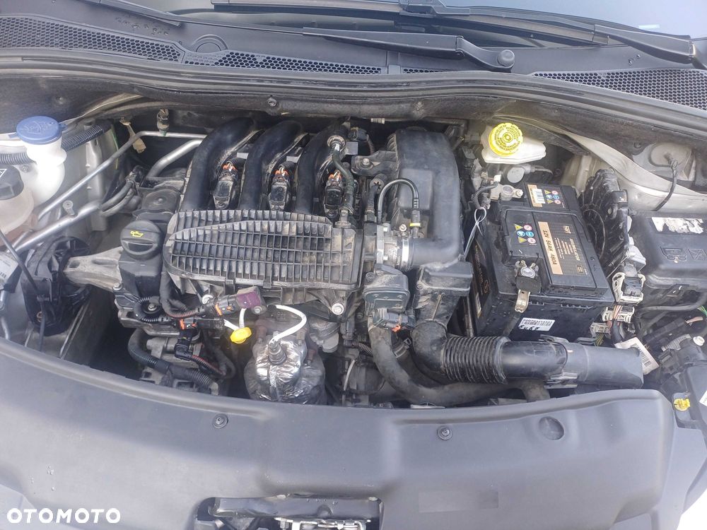 Peugeot 208 - 8