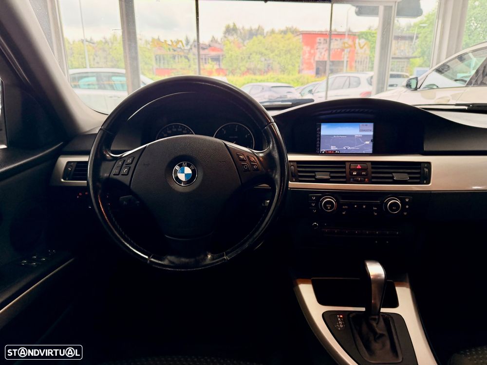 BMW 318 d LifeStyle Auto - 24